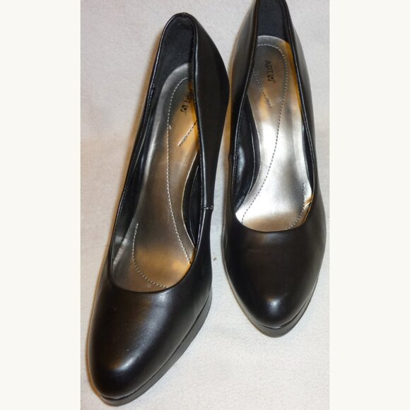 APT. 9 NWB 5.5 B BLACK VEGAN LEATHER KARSEN PLATFORM PUMP, 4.5 HEEL, .5 PLATFORM - Picture 2 of 4